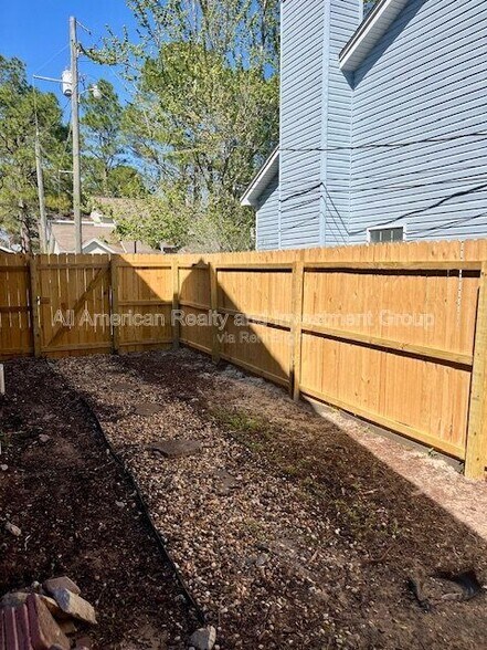 Building Photo - 504 Easy St