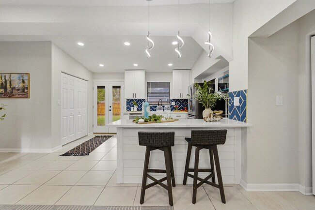 Building Photo - 2111 Bourget Dr