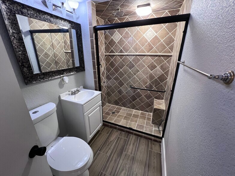 Bathroom 3 - 1405 S Farmer Ave