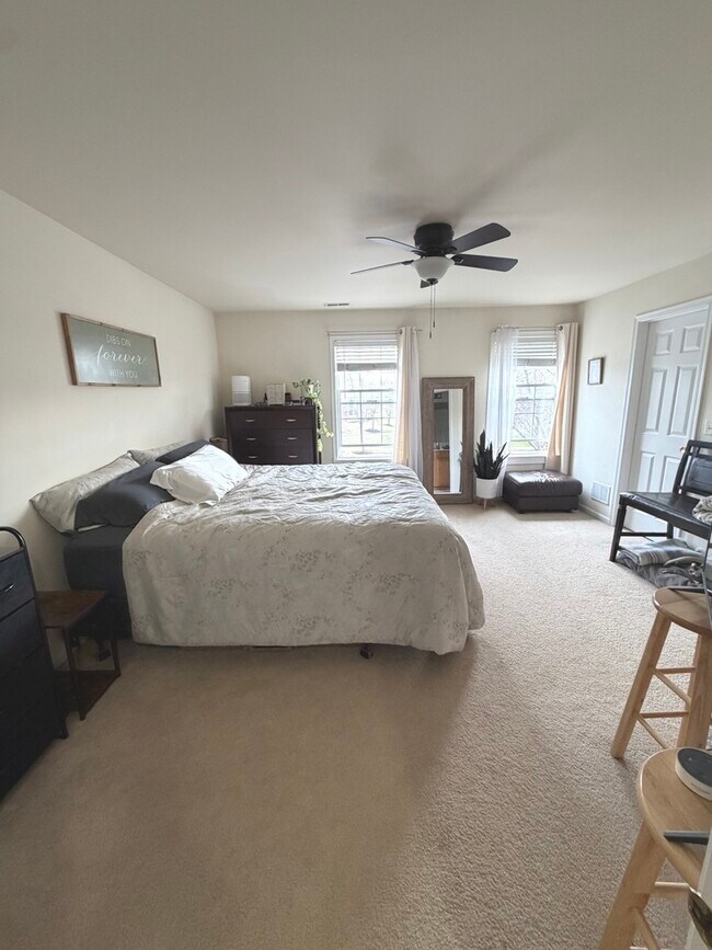 Building Photo - 2554 Evergreen Cir