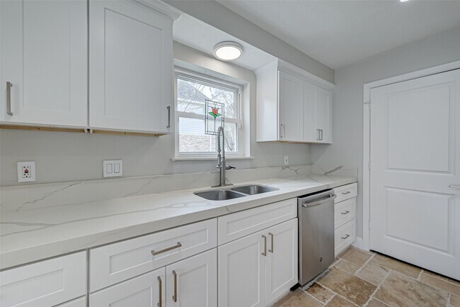 Building Photo - 915 Daria Dr
