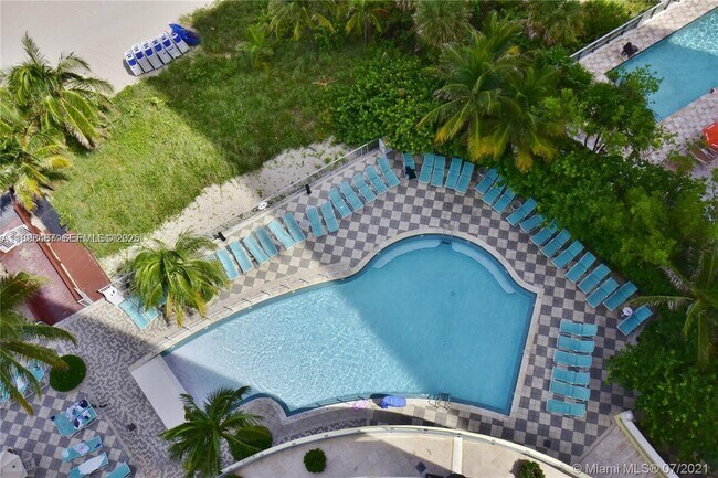 Building Photo - 17375 Collins Ave