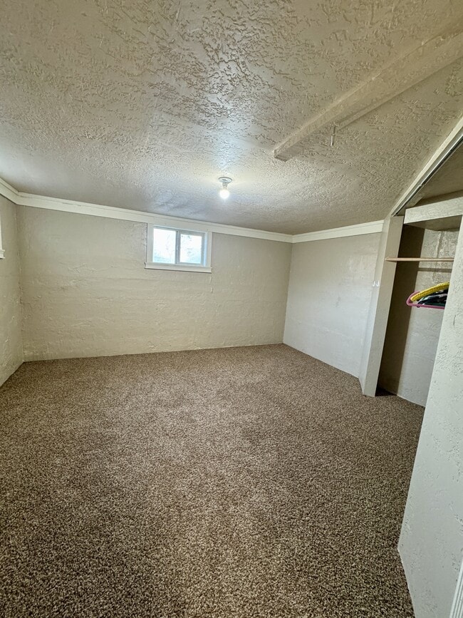 Building Photo - 560 E 6th N