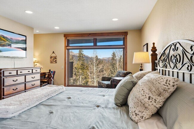Building Photo - Breck 3-bedroom home with views! 6-12 month lease!