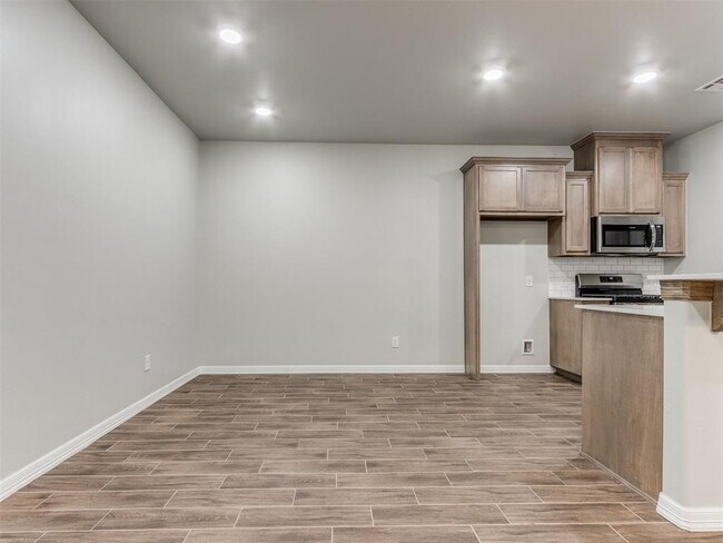 Building Photo - 616 Maleah Pl