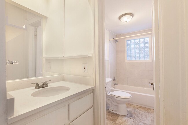 Building Photo - Spacious 1/1 Condo w/ Enclosed Patio & Off...