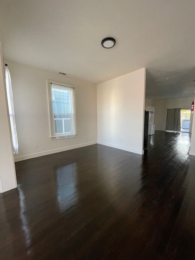 Building Photo - 1/2 Off First Month's Rent, 6Bdrm, 3Bath