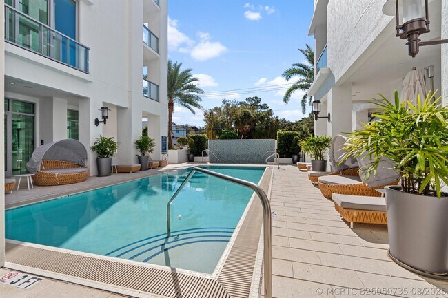 Building Photo - 485 E Royal Palm Rd