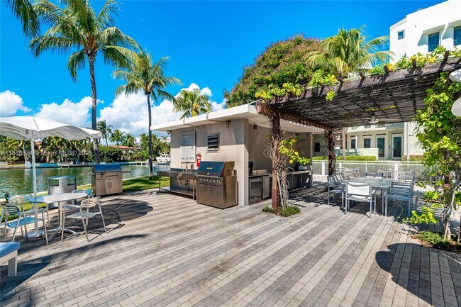 Building Photo - 6103 Aqua Ave