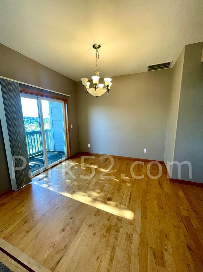 Building Photo - $250 OFF - 3 Bedroom Townhome in Tacoma