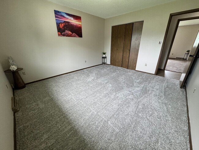 Building Photo - 3 bed, 1.5 bath duplex for rent in Cedar Falls