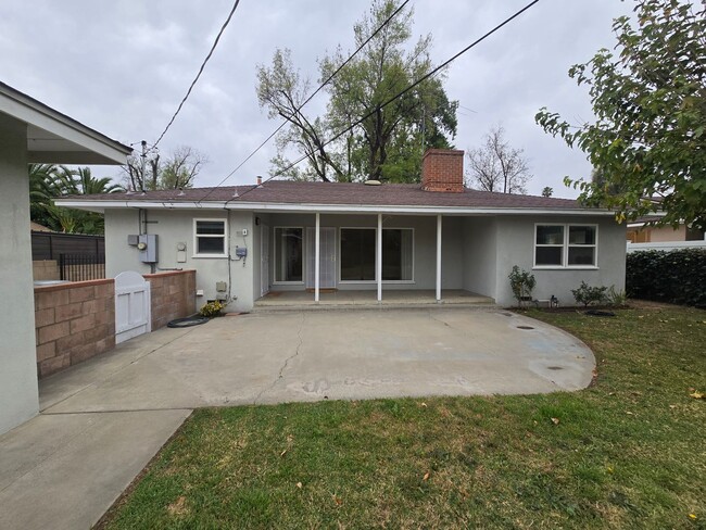 Building Photo - Charming Single Story Home