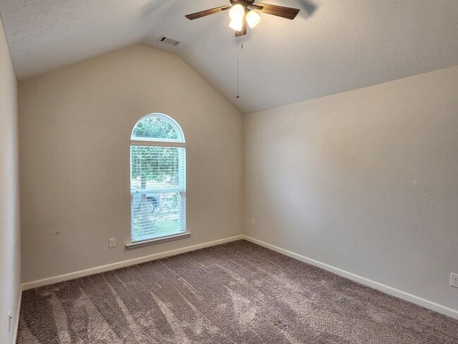 Building Photo - 4 Bedroom Ranch in Willow Oak Village