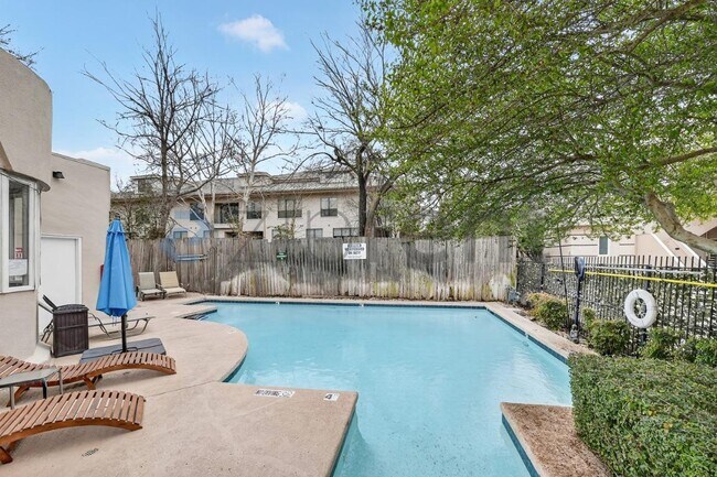 Building Photo - 4040 Avondale Ave