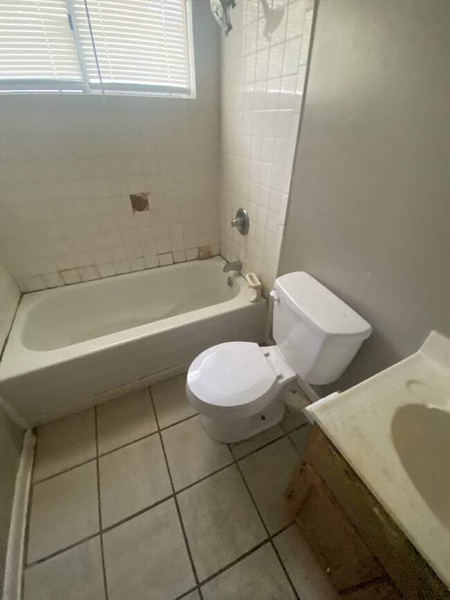 Building Photo - 1305 Collins Dr
