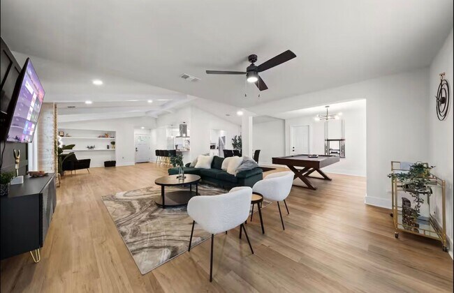 Building Photo - Stunning Home with Spacious Layout & Modern Upgrades