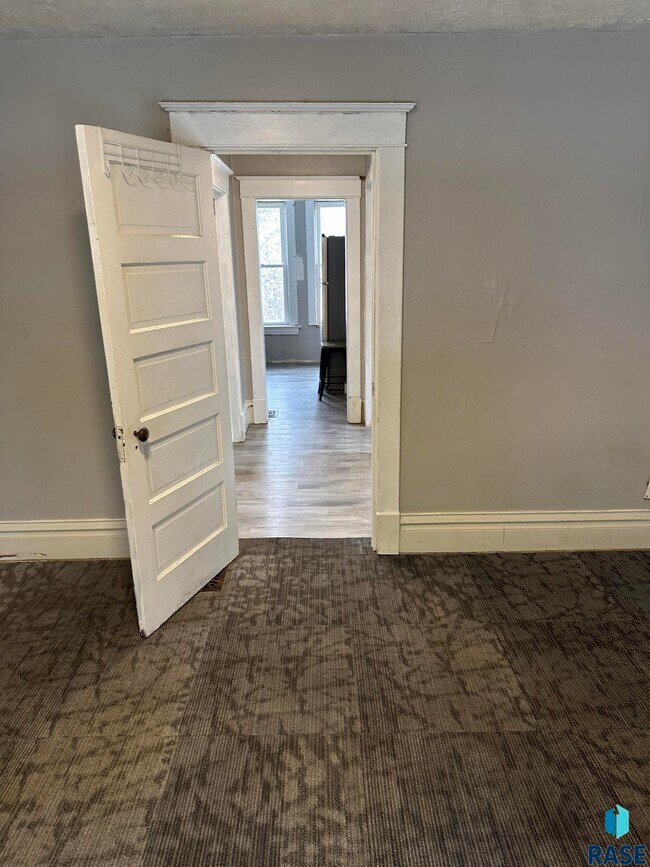 Building Photo - 714 S 1st Ave