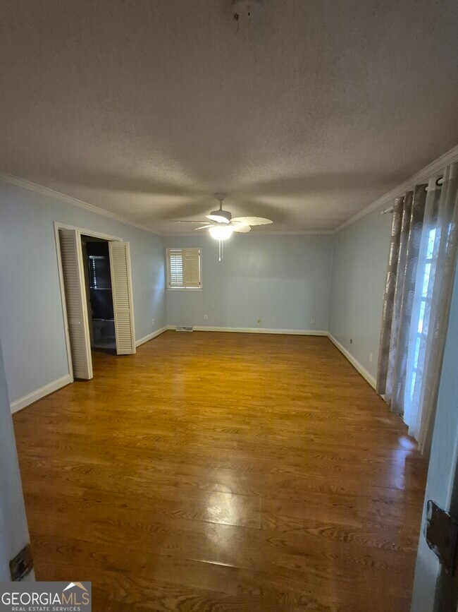 Building Photo - 930 Hill Pl