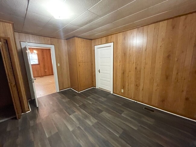 Building Photo - 2 bedroom 1 bath house available