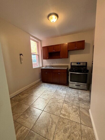312 S 11th St 2R - 317 S 11th St