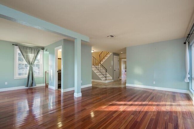 Building Photo - Upgraded 4 Bedroom, 2.5 Bath Single Family Home in University City