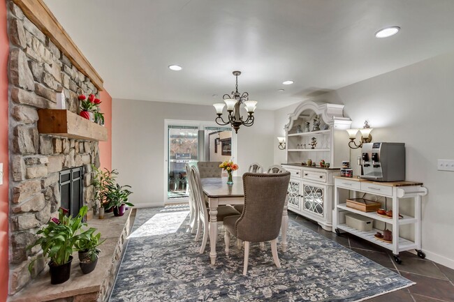 Building Photo - Beautiful 5-Bedroom Home in Sandy!