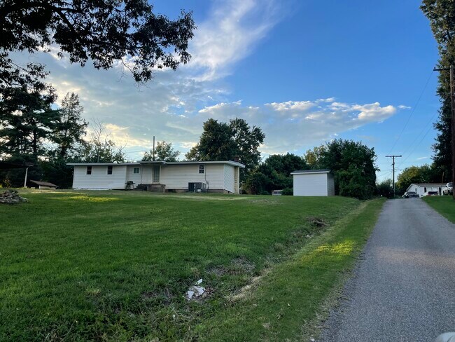 Building Photo - 421 Oakland Ave