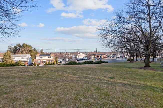 Building Photo - 18 SKYVIEW Ter