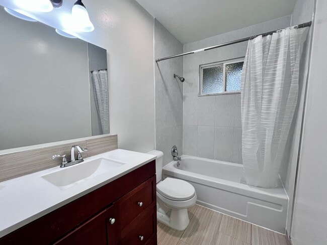 Building Photo - $2,495 Sierra & Cedar, 4 bedroom House - Fresno / Spacious Backyard / Fresh Paint / New Floors