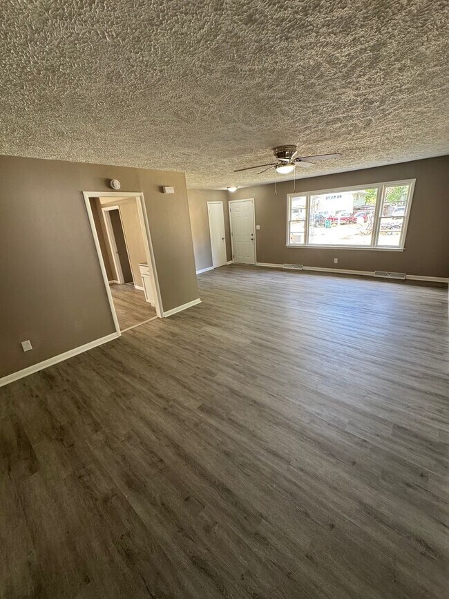 Building Photo - 5 bedroom 2 bathroom house