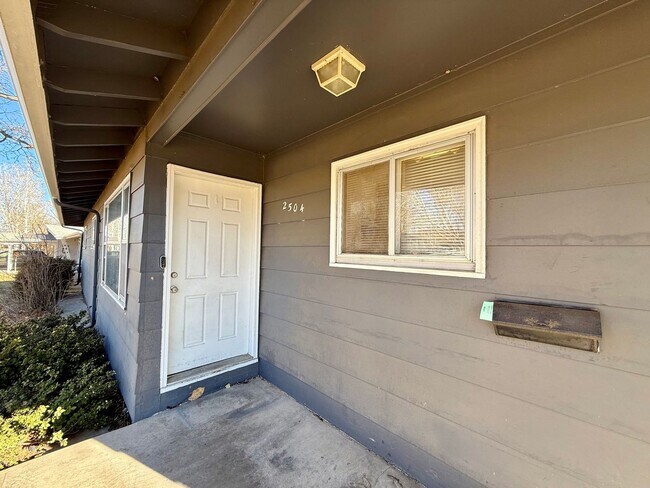 Building Photo - $1,000 off first months rent! Quick Move In! 3 bedroom, 1.5 Bath Home with attached garage in Lov...