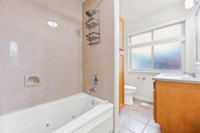 Building Photo - 2576 E Wren Rd