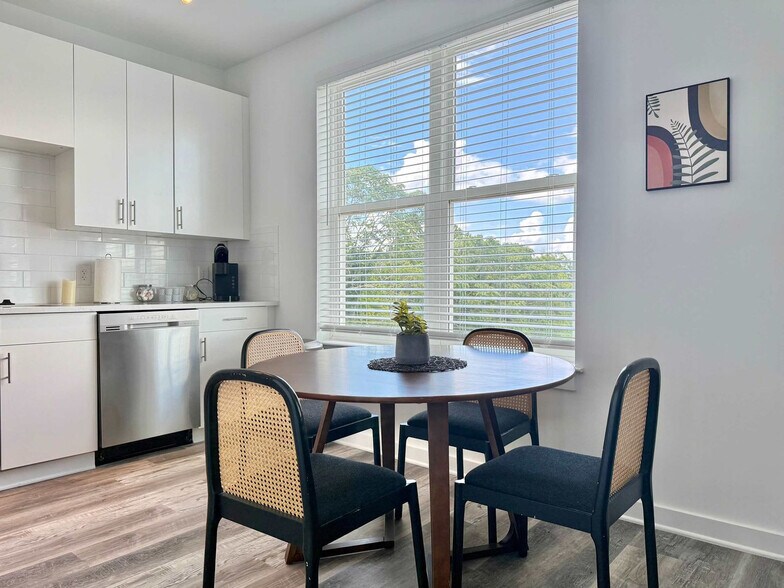 Building Photo - 542 Boulevard NE