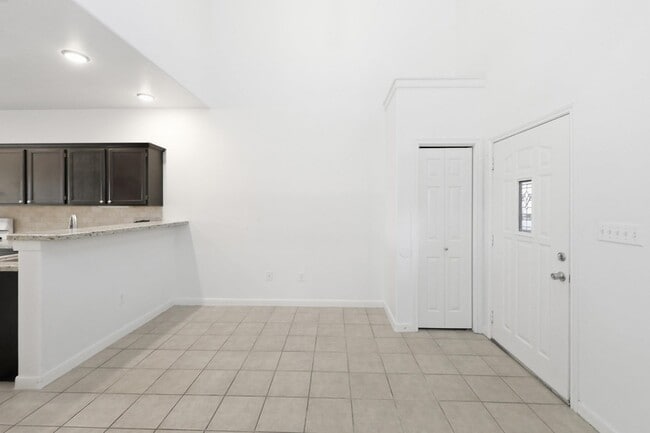 Building Photo - 2445 Monarch Dr