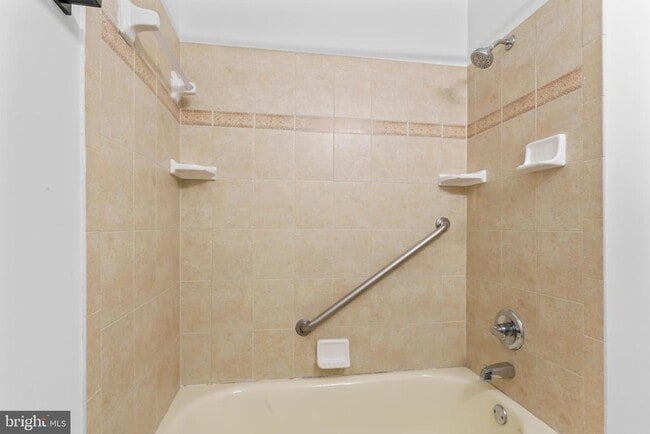 Building Photo - 2521 Fairhill Dr