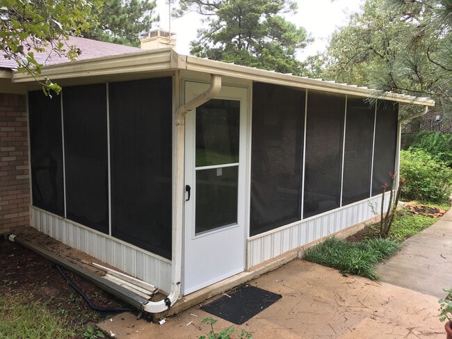 Building Photo - Fenced Yard - Close to Everything