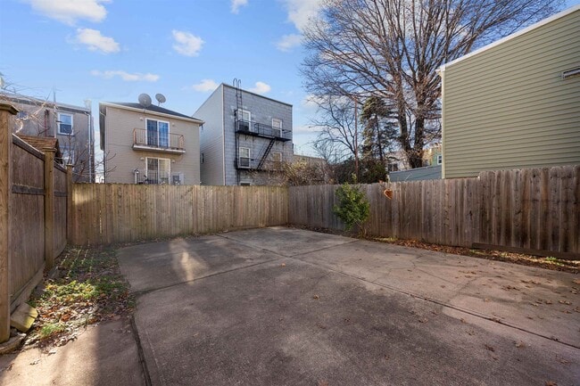 Building Photo - 133 Sherman Pl