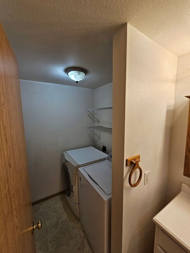 Building Photo - 1050 Deere St