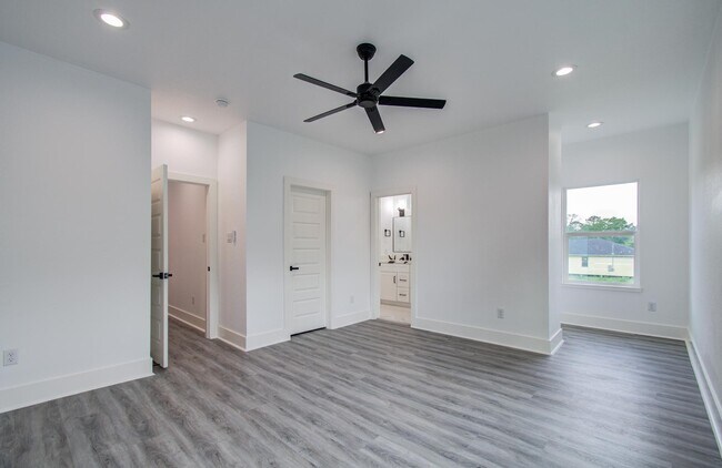 Building Photo - 6531 Rosemary Ln