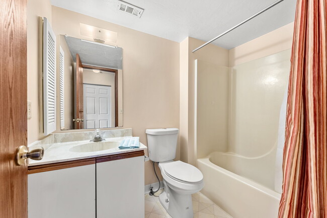 Building Photo - 7814 Shadowood Dr