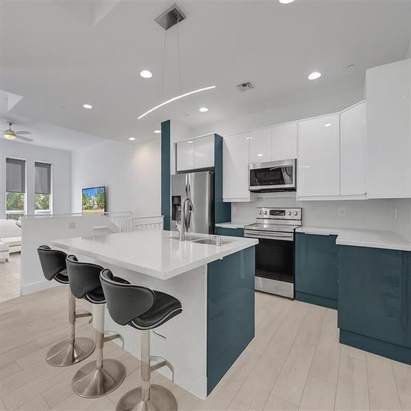 Building Photo - 703 SE 16th Ct