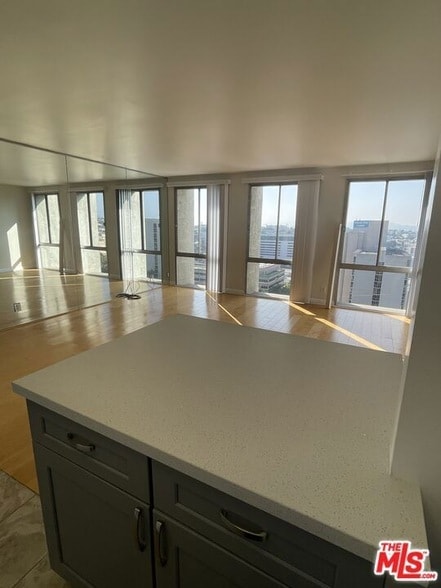 Building Photo - 800 W 1st St