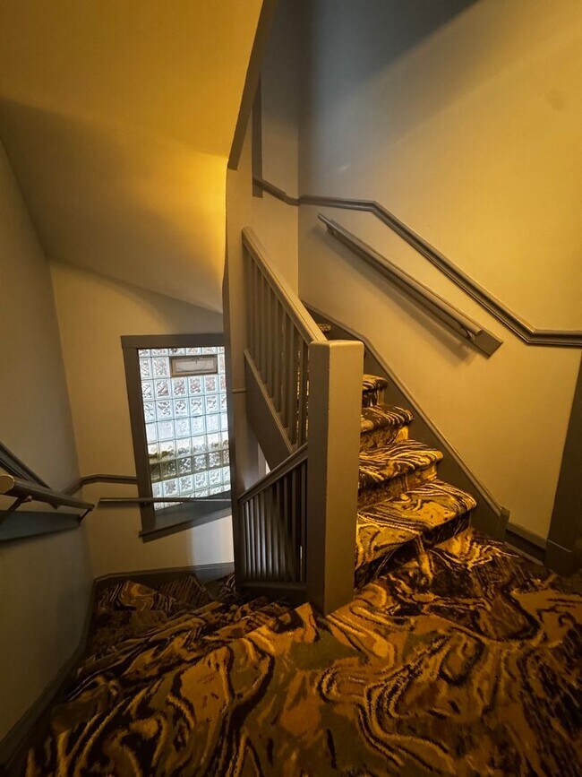 Building Photo - Nice 1 Bed in Quaint Roger's Glenwood District