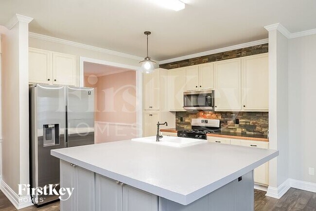 Building Photo - 649 Woodlake Park Dr