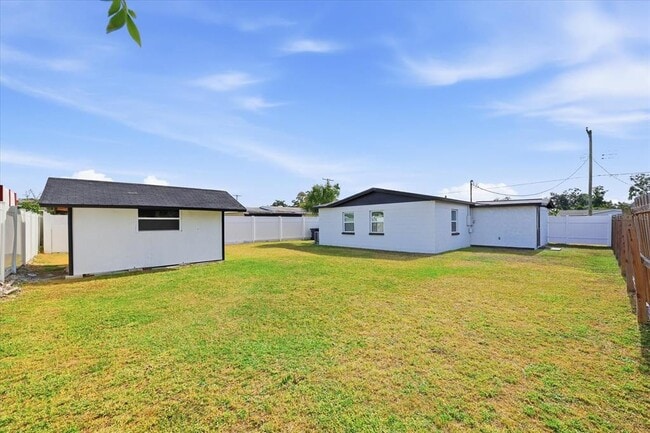 Building Photo - 2521 W Minnehaha St