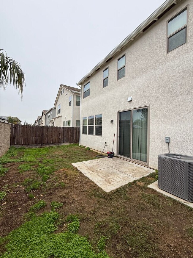 Building Photo - Charming 3-Bedroom Home in Family-Friendly 93727 Neighborhood