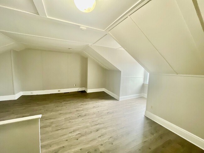 Building Photo - 3 Bed 1.5 Bath- Southside Pittsburgh PA