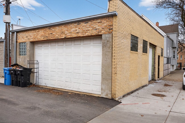 Building Photo - 1657 N Harding Ave