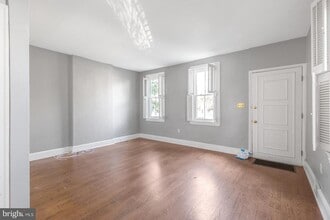 Building Photo - 40 W Southampton Ave