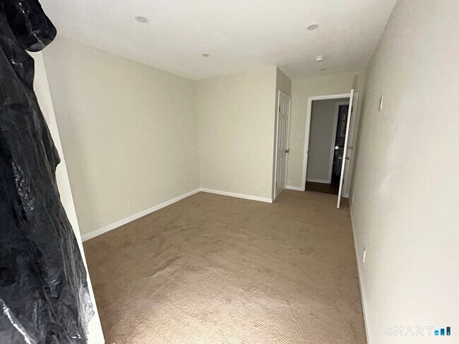 Building Photo - 2 Broad St